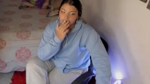 chloe_kisses online show from March 23, 11:37 am