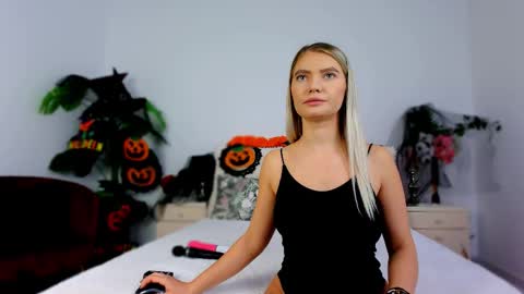 Snapshot of chloecheryy chatting on October 21, 4:39 am Chloe online show from October 21, 4:39 am