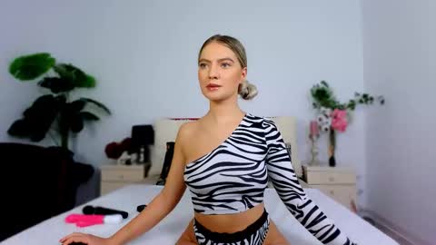 Snapshot of chloecheryy chatting on October 7, 4:41 am Chloe online show from October 7, 4:41 am