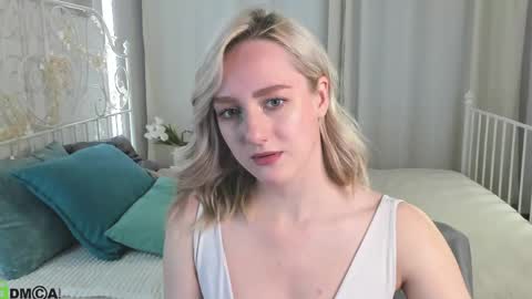 Chloe Deccker online show from June 5, 1:45 am