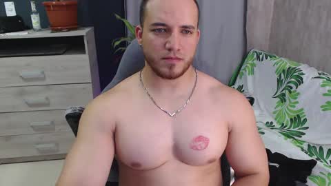 Snapshot of chris_huntter chatting on February 19, 1:29 am chris_huntter online show from February 19, 1:29 am