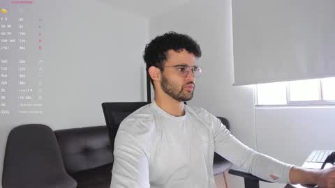 Im Chirs IM MODEL INDEPENDT online show from October 31, 5:02 pm