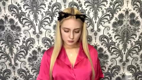 Snapshot of christeneweslow chatting on October 18, 4:33 pm Aurora online show from October 18, 4:33 pm