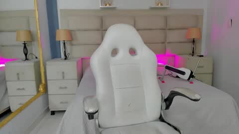 CintiaCollins  online show from December 3, 9:15 pm