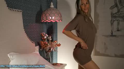Snapshot of cique_black chatting on October 23, 8:16 am Shara online show from October 23, 8:16 am