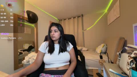 cloe small online show from December 23, 5:02 am