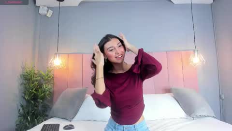 C L O E  online show from November 5, 4:58 am