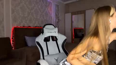 Lolaaa online show from December 15, 10:33 am