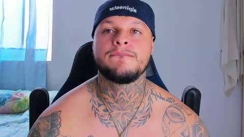 colin_fox1 online show from April 15, 7:49 pm