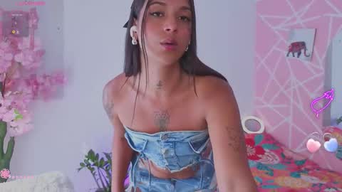 coral_larsson online show from March 13, 8:12 pm