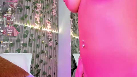 coralineross_ online show from December 2, 3:32 pm