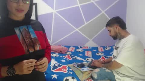 couple_hot069 online show from February 9, 5:00 am