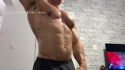 couplemuscle40 online show from December 3, 1:04 am