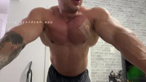 couplemuscle40 online show from May 19, 5:09 pm