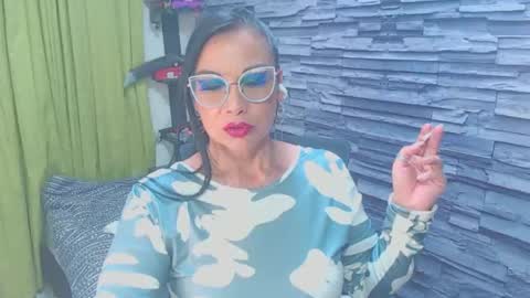 cruela_deviil online show from January 1, 6:37 am