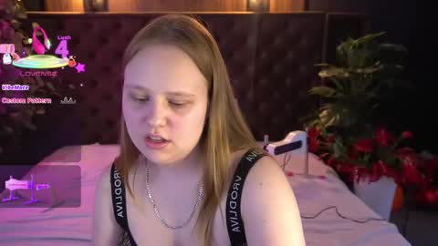 crystallpaws_ online show from April 18, 6:15 am