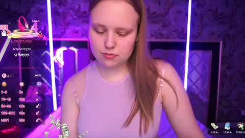 crystallpaws_ online show from April 8, 6:05 am