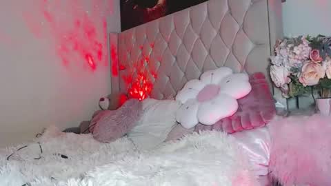 Snapshot of crystalsweet2000 chatting on October 7, 3:02 am MissCrystal online show from October 7, 3:02 am