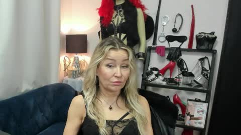 CrystalHotty online show from April 17, 5:43 am