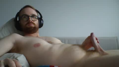 Snapshot of curiousbee73 chatting on December 4, 8:23 pm curiousbee73 online show from December 4, 8:23 pm