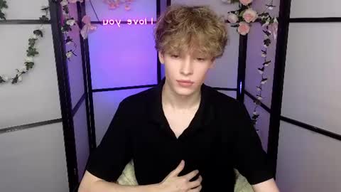 curly_twinkboy online show from July 18, 8:44 pm