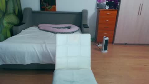 cute_jes online show from October 19, 6:12 pm