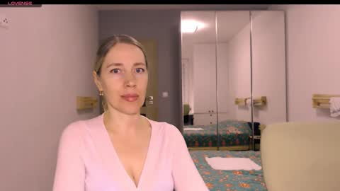 cute_lion_ online show from February 6, 4:10 pm