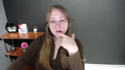 Snapshot of cute_minx chatting on February 7, 7:29 am Veronica online show from February 7, 7:29 am