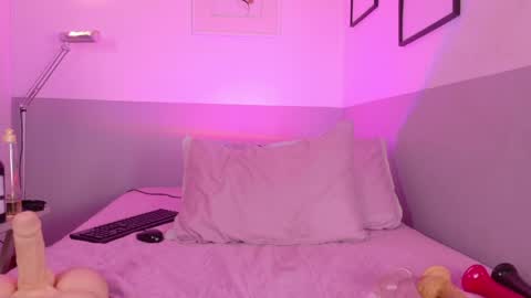 cutepetitee online show from March 31, 8:31 pm