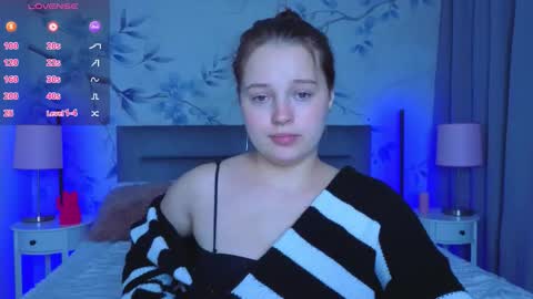 Snapshot of cutie__cutiee_ chatting on September 16, 9:51 pm Nika  online show from September 16, 9:51 pm