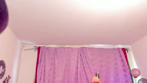 Cynthia online show from December 5, 2:26 pm