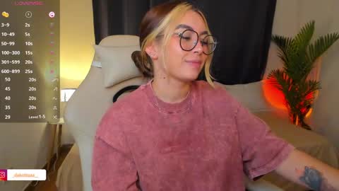 dakottaa__ online show from June 3, 1:19 am