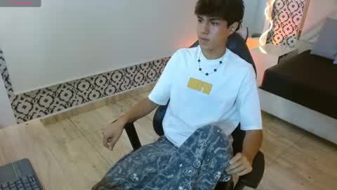 damian_tay online show from April 12, 11:47 am