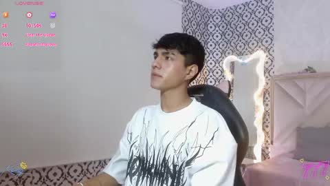 damian_tay online show from June 5, 11:37 am