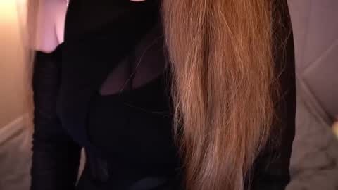 danielareign online show from April 18, 8:38 am