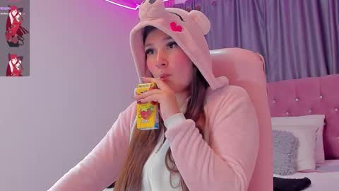 Snapshot of danielle_april chatting on September 12, 7:10 am Danielle online show from September 12, 7:10 am