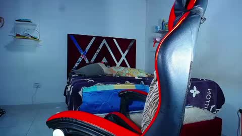 danisabrownn online show from April 19, 6:10 pm