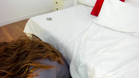 INSTAGRAM  Minni Moom online show from February 6, 3:09 pm