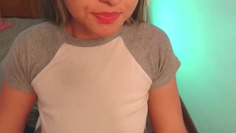 Snapshot of danmsel chatting on October 21, 5:27 pm Pau online show from October 21, 5:27 pm