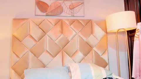 danniakross online show from October 1, 6:45 am