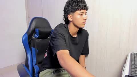 dante_martinez1 online show from April 14, 9:18 pm