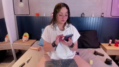 Snapshot of davis_emma chatting on October 5, 3:59 am Emma online show from October 5, 3:59 am