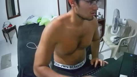 Snapshot of deividellobo chatting on February 13, 4:54 am deividellobo online show from February 13, 4:54 am