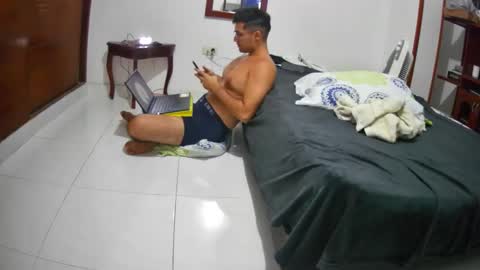 Snapshot of deividellobo chatting on December 23, 3:40 am deividellobo online show from December 23, 3:40 am