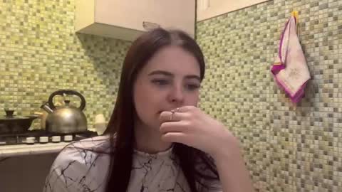 Kiki online show from April 18, 7:58 pm