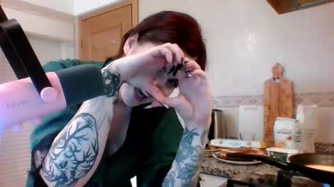 dellacrush_ online show from February 27, 1:38 pm