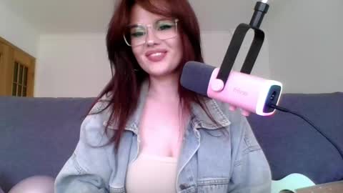 dellacrush_ online show from March 6, 2:40 pm