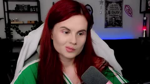 dellacrush_ online show from March 25, 7:20 pm