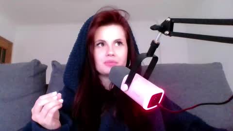 dellacrush_ online show from March 7, 6:00 pm