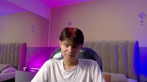 derek_sinn online show from April 7, 9:06 pm